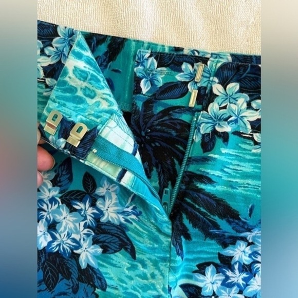 Express shorts beautiful blue design beachy sz 3/4 tropical vacation new cond. - Picture 3 of 4